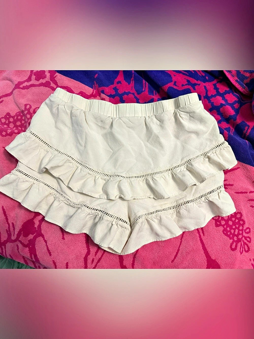 Ruffle High-Waist Shorts in cream/khaki- label says Large but they fit like med!